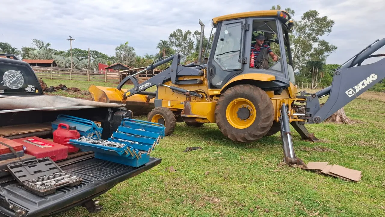 Atendimento no campo em Retroescavadeira