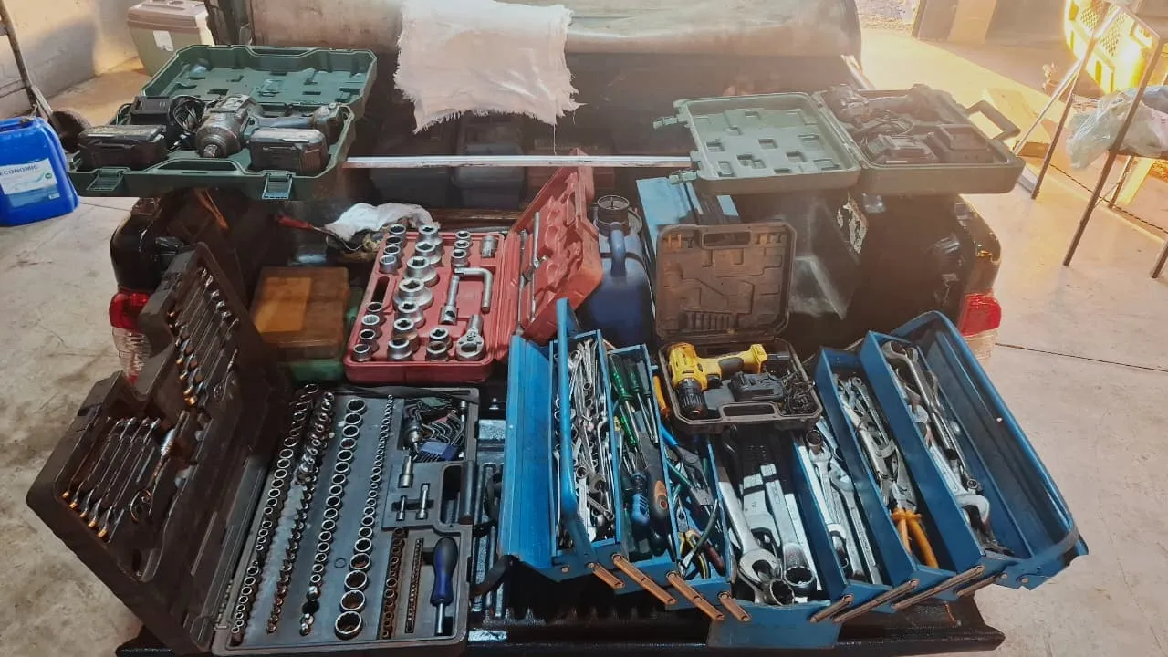 Caminhonete equipada com gerador e ferramentas