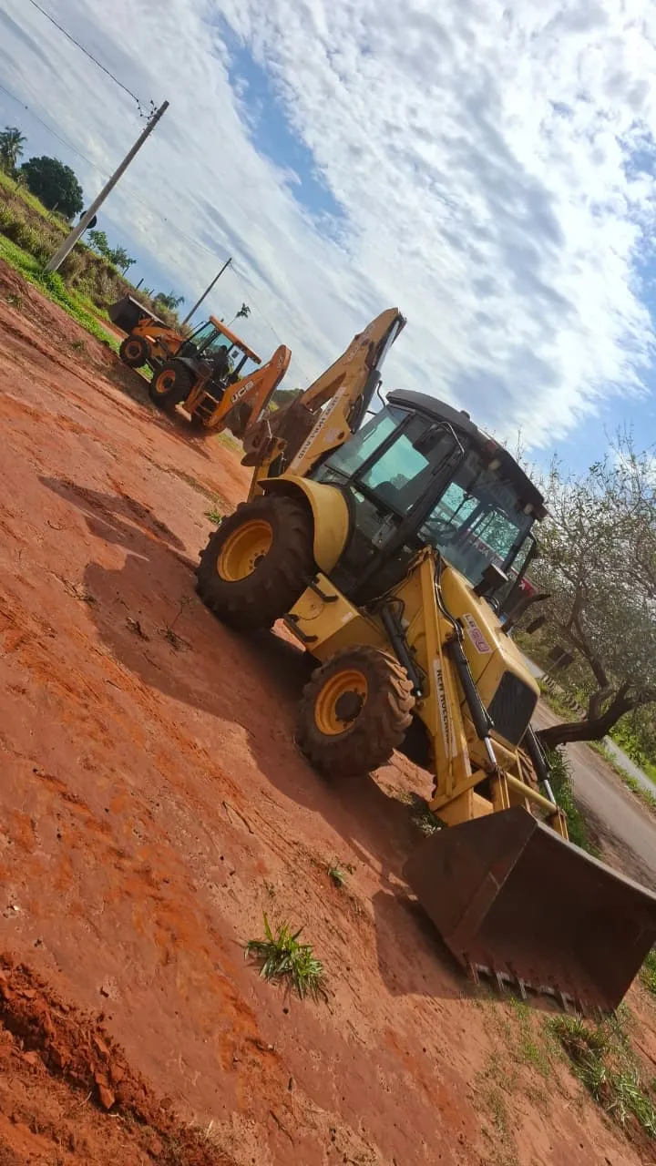 Atendimento em campo em 2 Retroescavadeiras