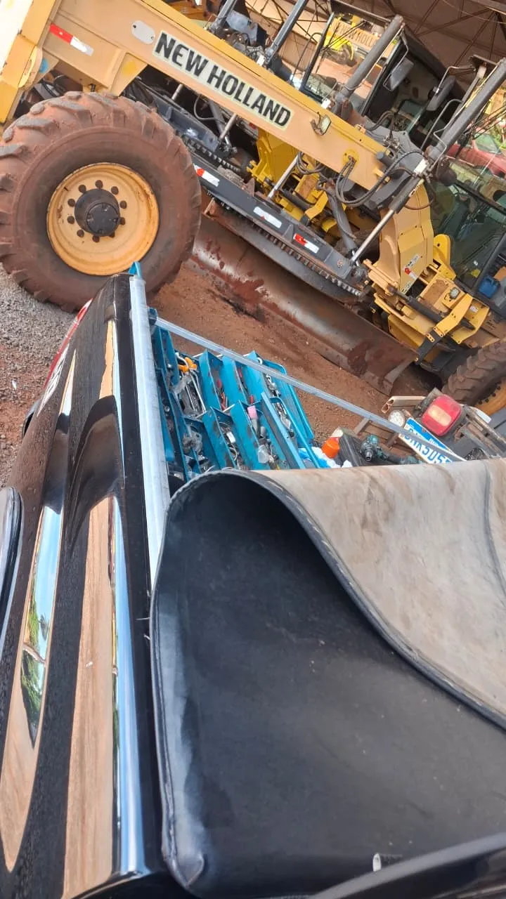 Manutenção em Motoniveladora em operação