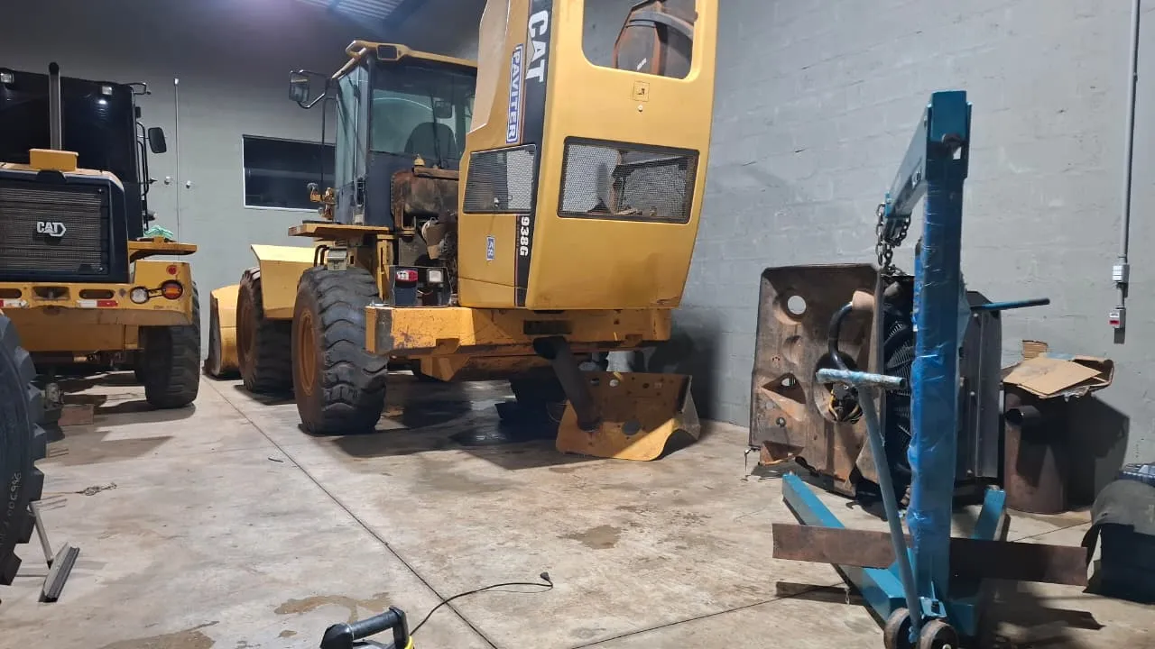 Montagem e regulagem de motor de Pá Carregadeira