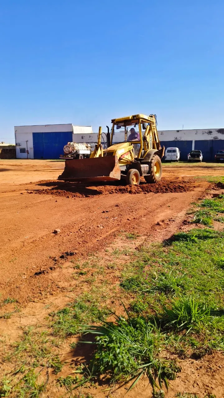 Retroescavadeira em operação no campo