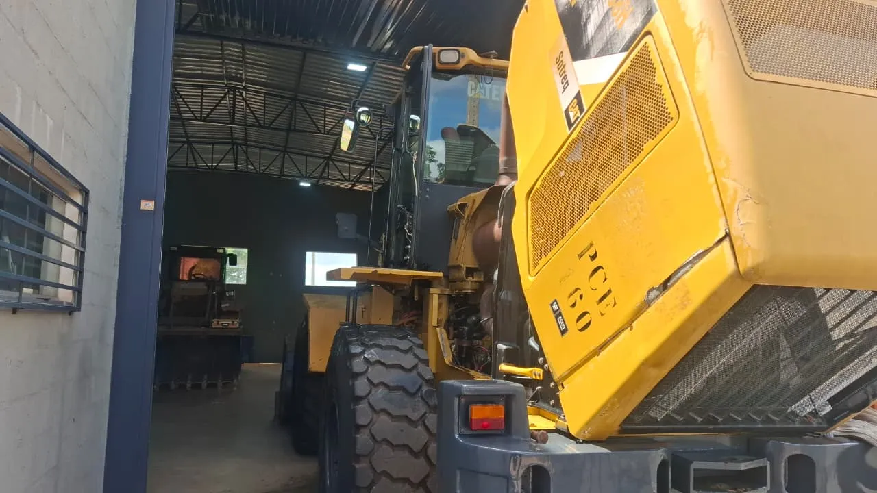 Pá Carregadeira em manutenção na oficina