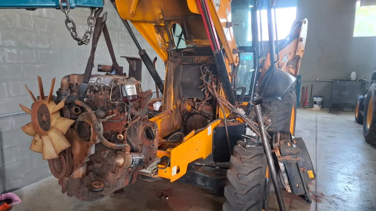 Retirada de motor diesel de Retroescavadeira