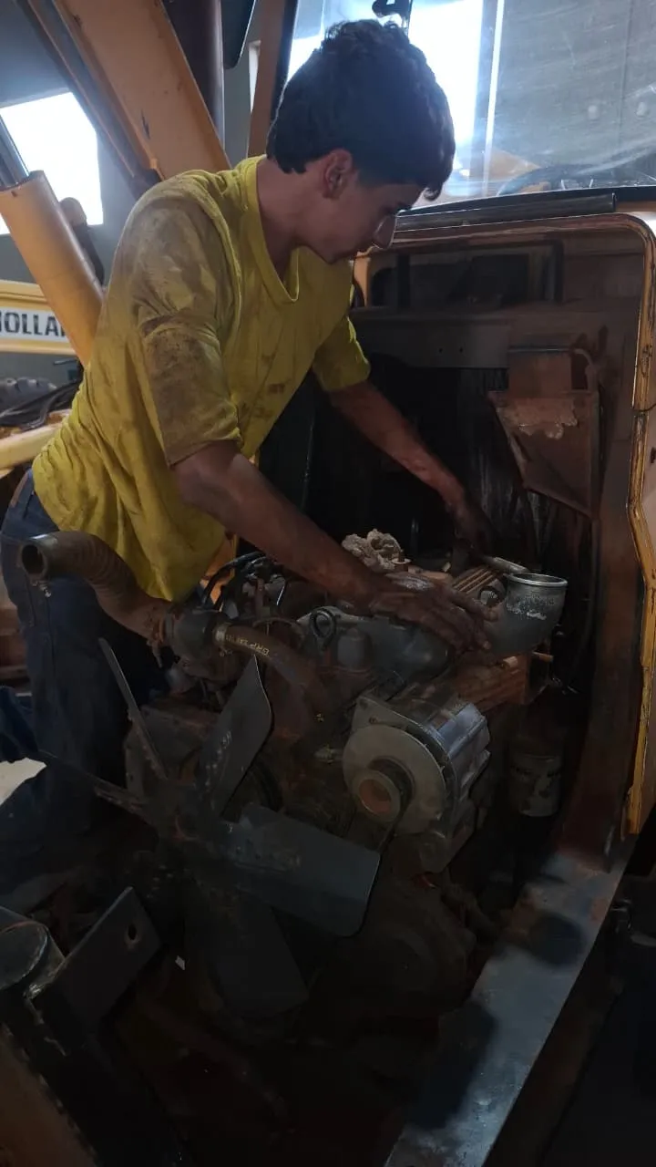 Remoção de motor de Retroescavadeira