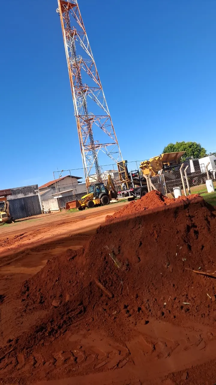 Retroescavadeira em operação de terraplanagem