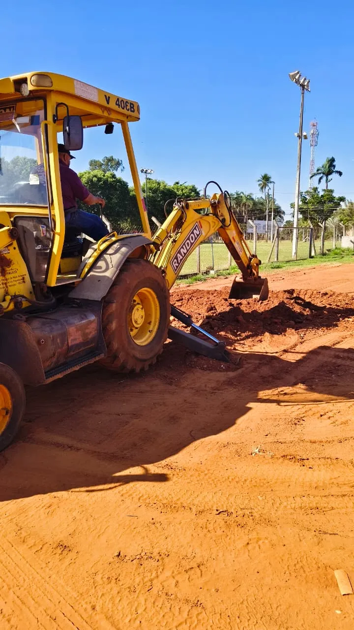 Retroescavadeira Randon em atendimento no campo
