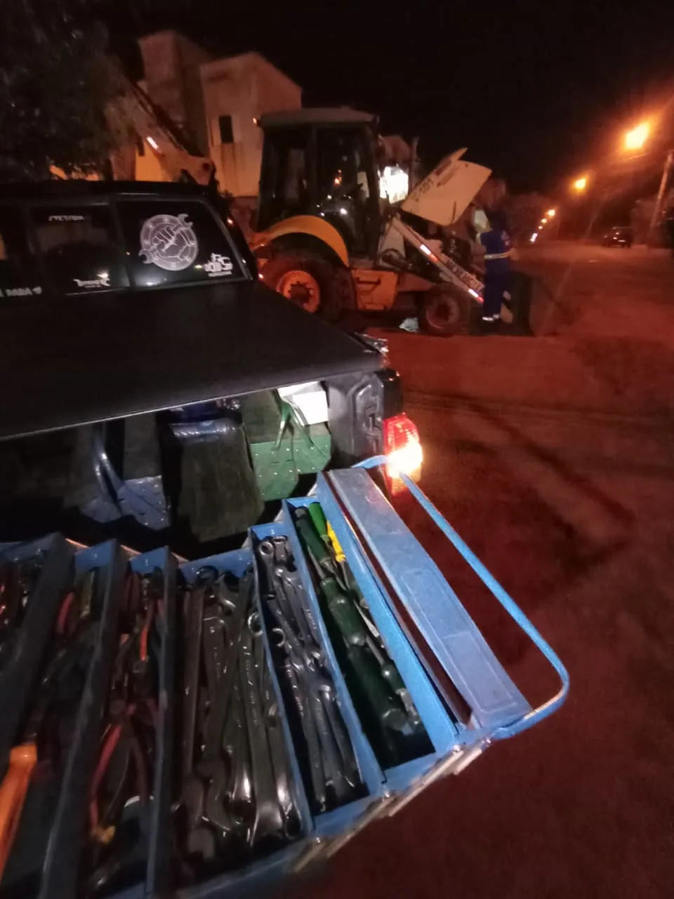 Atendimento noturno em retroescavadeira no campo