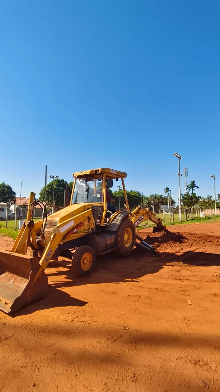 Testando retroescavadeira em campo após reparo